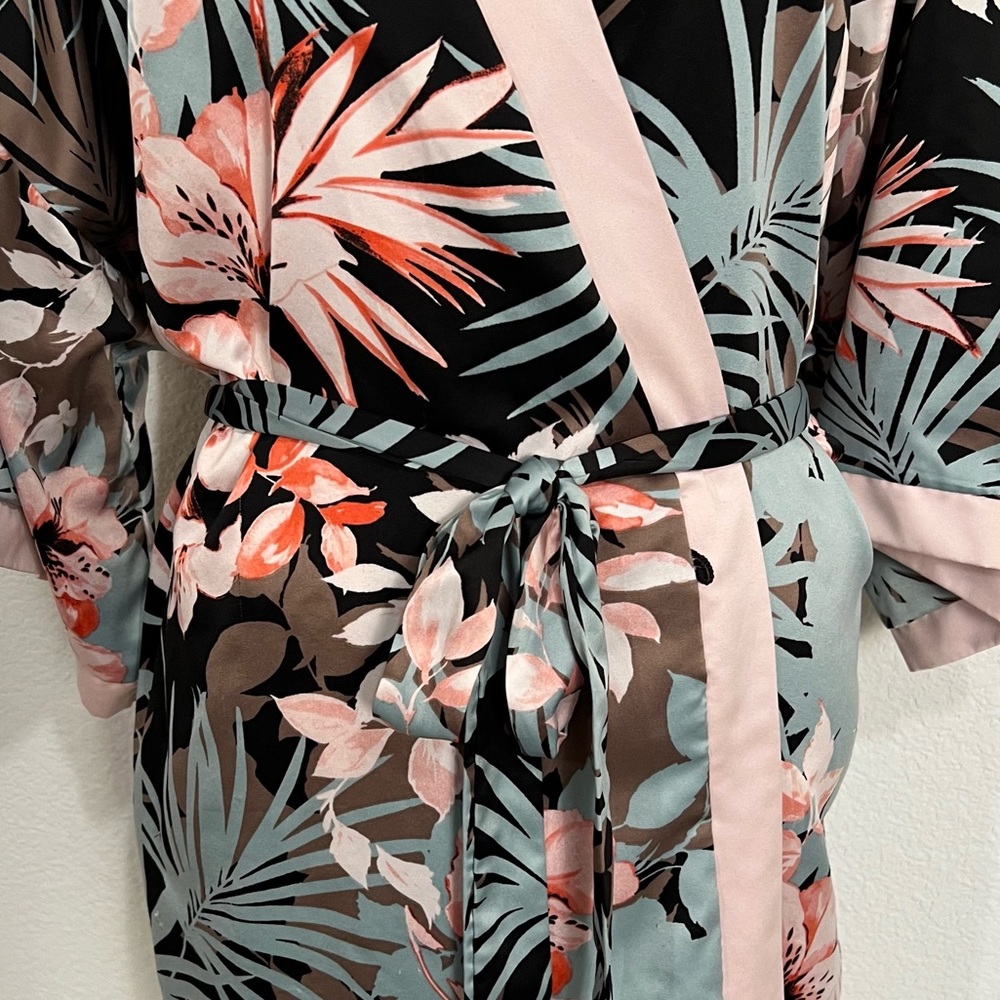⚠️SoLD⚠️Secret Treasures Fronds & Florals Belted Front Wrap Robe Short Sleeve - Picture 10 of 13